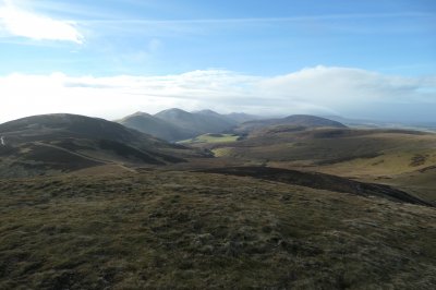 Looking west from Allermuir hill sumit, view of more hills and a bit of Glencorse reservoir